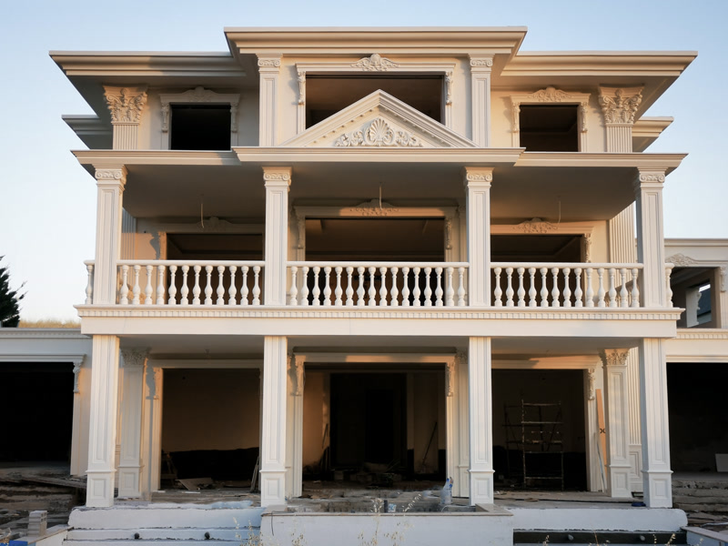 Villa cephesinde konumlandırılan zarif işlemeli beyaz poliüretan pilaster sütunlar ile görkemli pencere taçları.