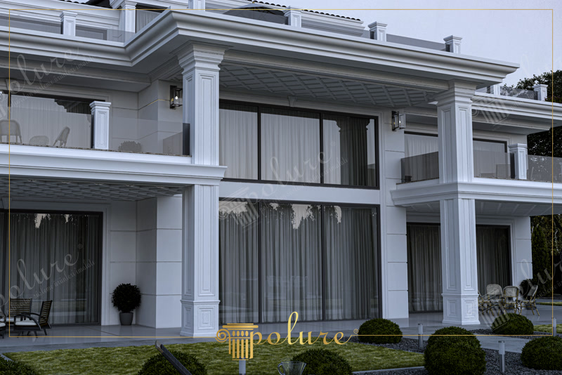 Beyaz dış cepheye sahip villada kullanılan dekoratif yivli kare poliüretan sütunlar ve kaset tavan panelleri.