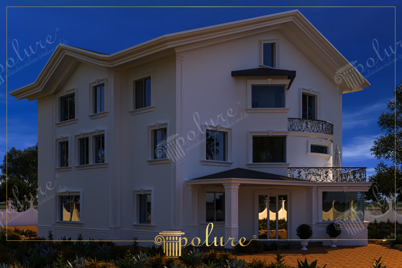 Beyaz renkteki dış cephesiyle öne çıkan üç katlı villanın pencerelerinde ve balkon sütunlarında uygulanan beyaz pencere sövesi, kat silmesi ile ışıklandırma detayları.
