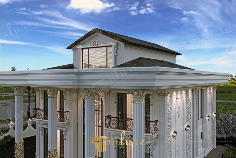 Bembeyaz duvarlar üzerinde dore yaldızlı başlıkları olan oluklu sütunlar, pencere kenarı profilleri ve cephe aplikleriyle aydınlatılmış villa tasarımı.