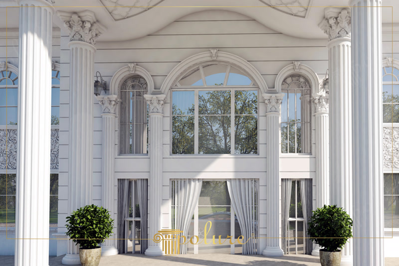 Beyaz renkli villa dış cephesinde yer alan poliüretan sütunlar, kemerli pencere çerçeveleri ve kabartmalı duvar panelleri