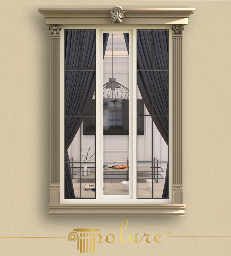 Bej dış cephede dikey yivli pilaster sütunlar ve merkezi kilit taşı ile zenginleştirilmiş pencere çerçevesi.