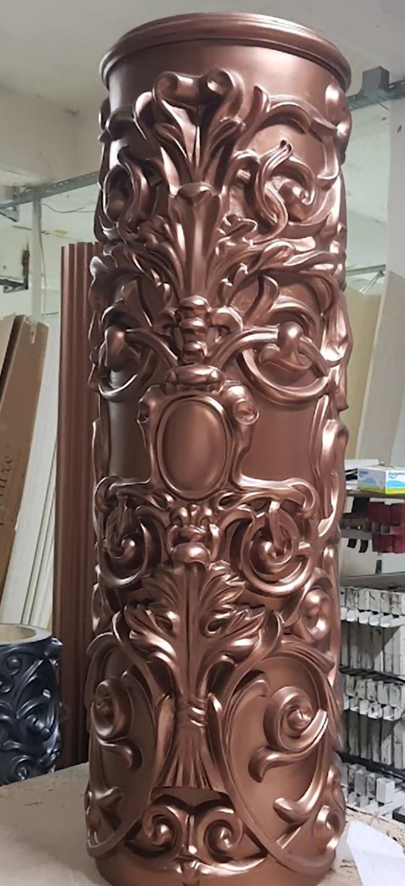 Klasik ve Gösterişli Bronz Görünümlü Dekoratif Sütunlar