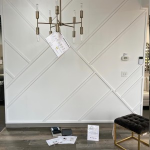 Beyaz Salon Duvarlarında Çapraz Formlu Tasarımlar