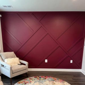 Mat Bordo Zeminlerde Asimetrik Geometrik Duvar Uygulamaları