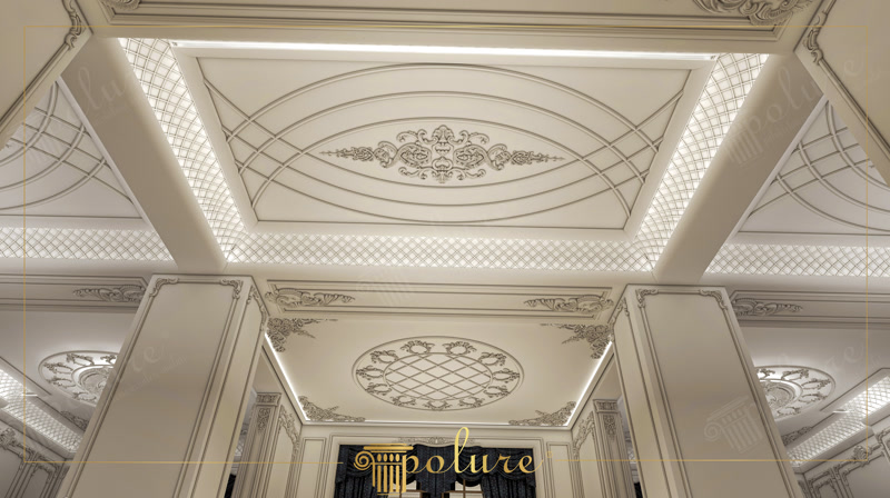 Bir balo salonunun tavanında yer alan baklava desenli kasetler, dekoratif duvar çıtaları ve pilaster sütunların uyumlu görünümü.