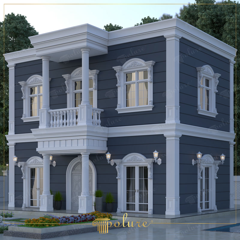 Koyu renkli, antrasit tonlardaki villa cephesinde konumlandırılan beyaz poliüretan pilaster sütun ve pencere söveleri.