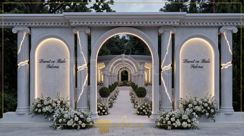 Dış cephe giriş kısmında ışıklandırma ile desteklenmiş, kemerli beyaz poliüretan sütun uygulamaları.