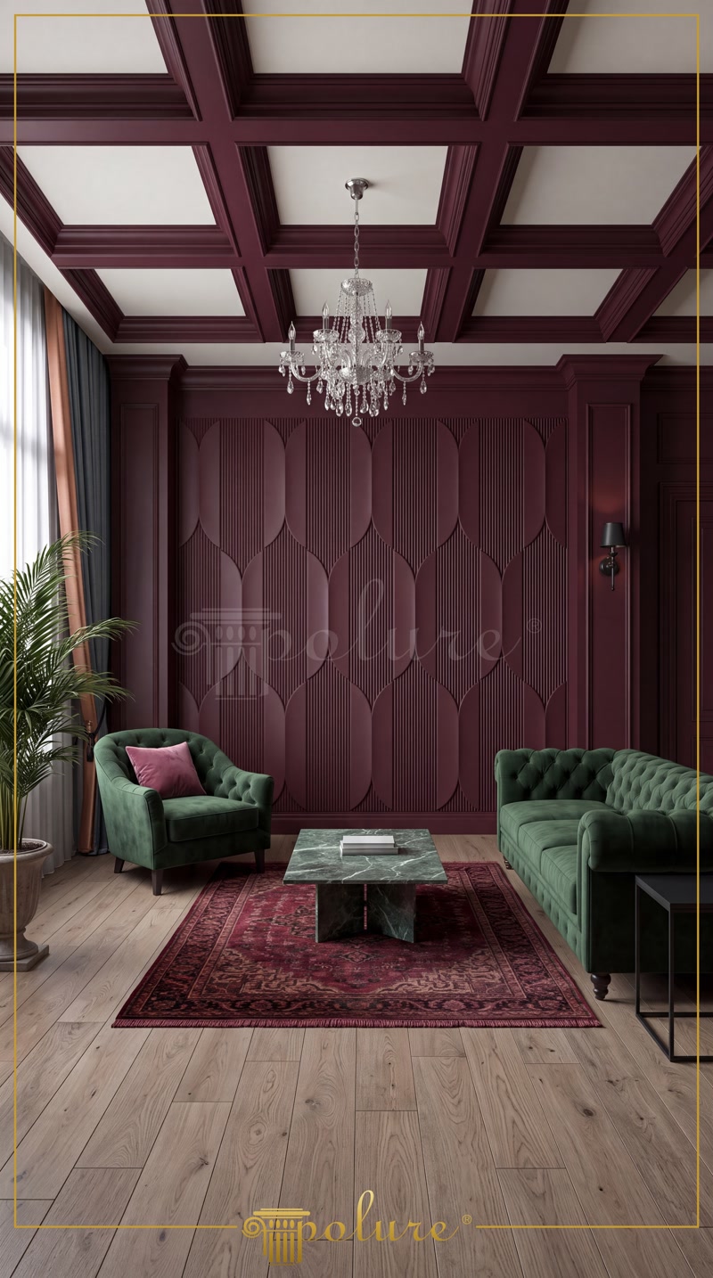 Koyu bordo kaset tavan uygulaması ve yeşil oturma grubuna sahip gösterişli salon dekorasyonu.