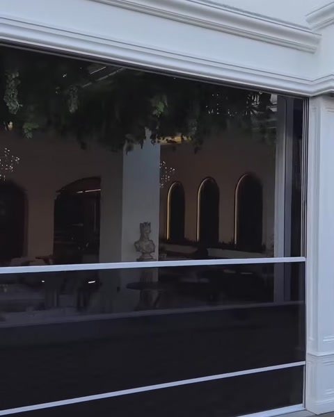 Beyaz söve ve kat silmeleriyle tamamlanmış modern dış cephe