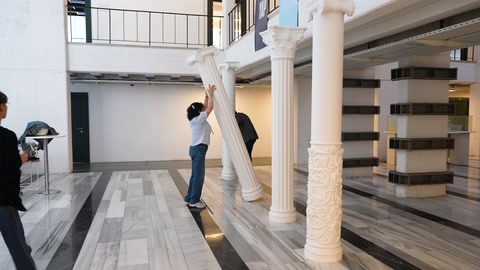 Farklı sütun modelleri salon içerisinde sergilenmeye hazırlanıyor