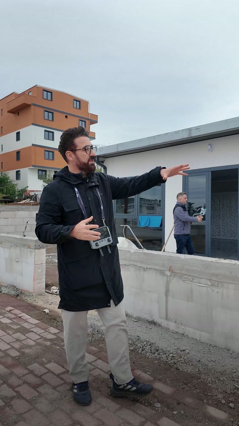 Proje sorumlusu yapının farklı bölümlerini göstererek taramayı anlatıyor