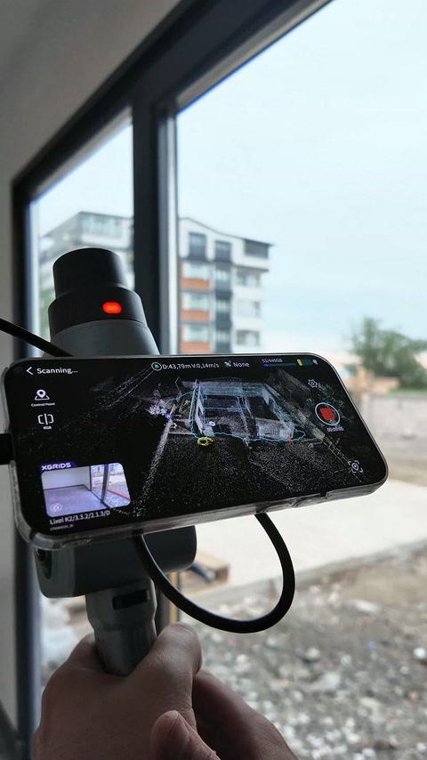 Taşınabilir 3D tarayıcı pencere önünde veri toplamaya hazırlanıyor