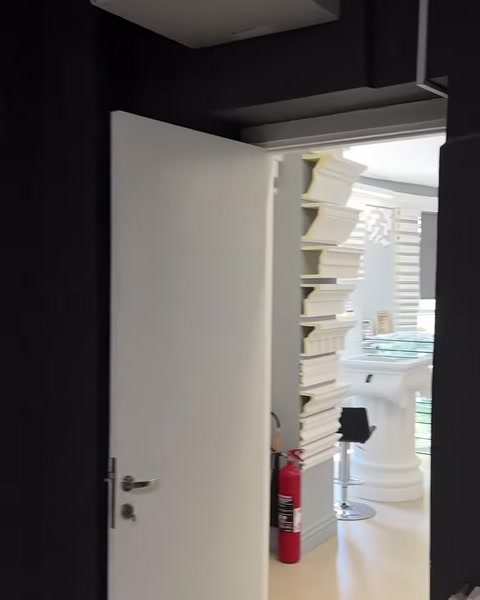 Açık kapıdan poliüretan ürünlerin bulunduğu showroom alanı görülüyor