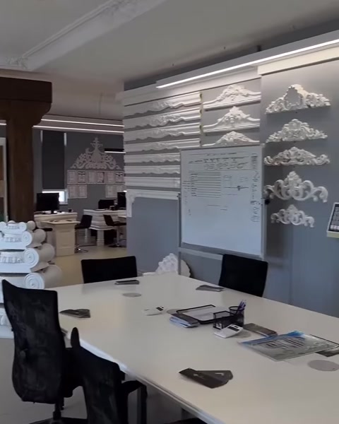 Toplantı alanının arkasında çıta ve motif örnekleri sergileniyor