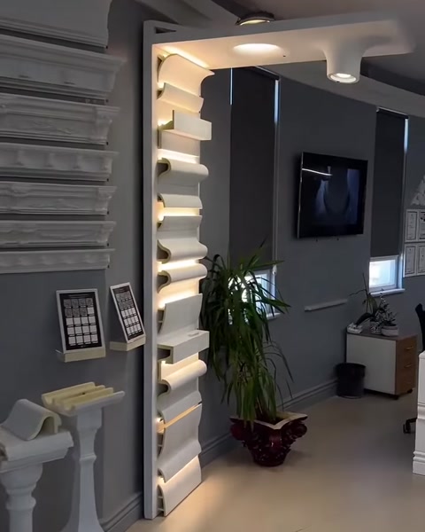 Aydınlatmalı dikey profiller showroom geçişini dekoratif biçimde çerçeveliyor