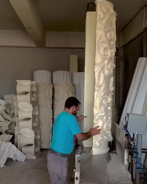 Atölyede dik konumda incelenen uzun ve oymalı sütun ayağı