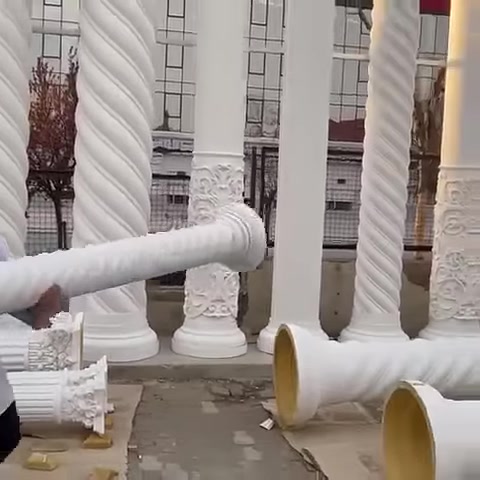 Yatay duran burmalı sütun gövdesinin spiral dokusu öne çıkıyor