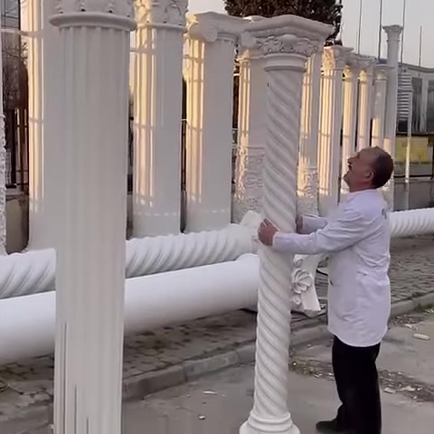 Dikey sütun gövdesi, farklı başlık modellerinin önünde hizalanıyor
