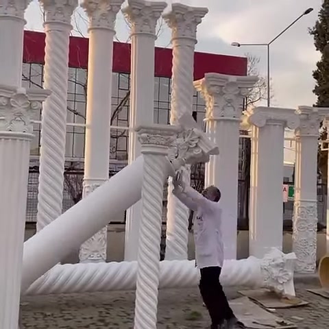 Başlıklı sütun parçası diğer dekoratif modeller arasında dikleştiriliyor