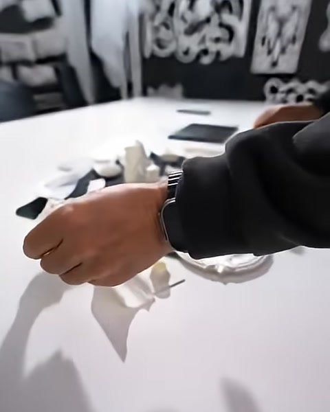 Minyatür dekoratif parçalar çalışma masası üzerinde düzenlenerek sergileniyor