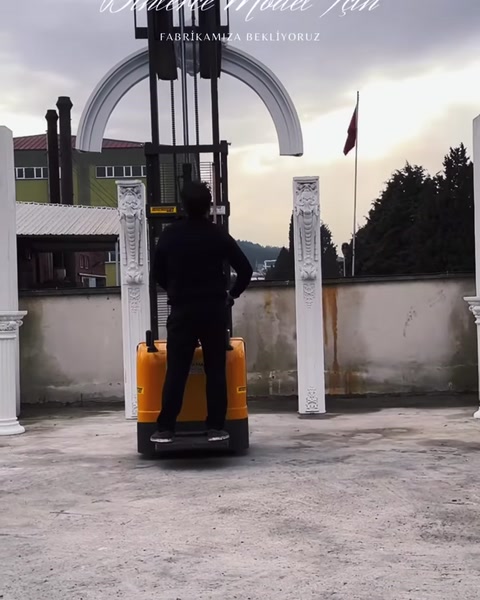 Kemer parçaları kaldırma aracıyla sütunların üzerine yerleştiriliyor