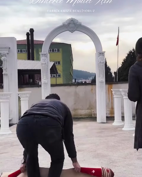 Kemerli girişin önüne kırmızı yürüyüş halısı seriliyor
