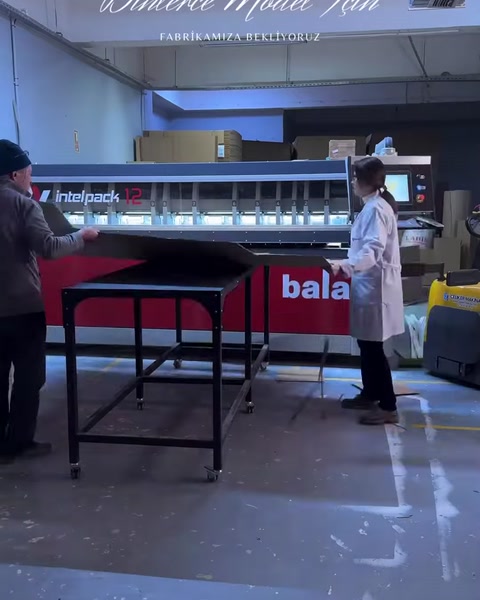 Üretim alanında uzun dekor parçası makine tezgâhında işleniyor