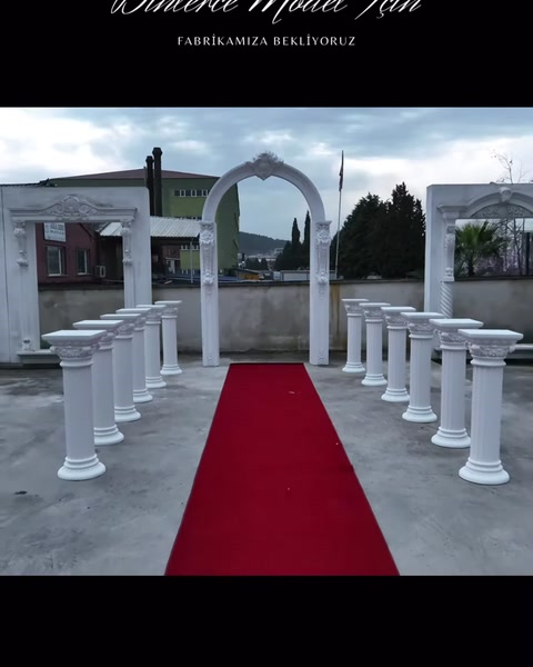 Tamamlanan törensel geçişte kırmızı halı, sütunlar ve kemer sergileniyor
