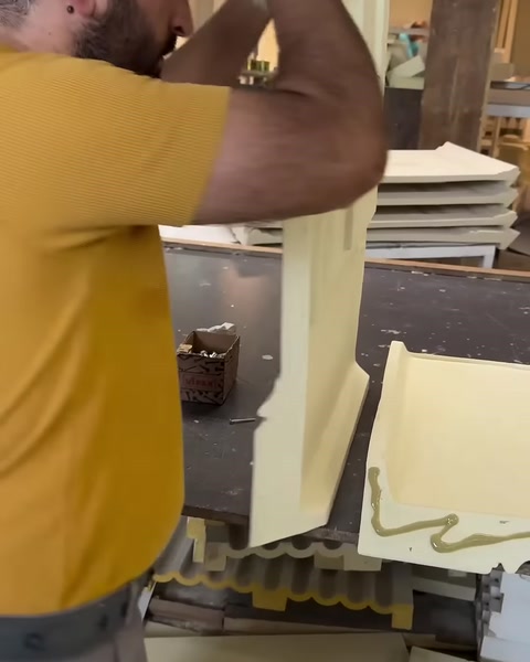 Çalışan dikey dekoratif parçayı kaide gövdesi üzerinde sabitliyor