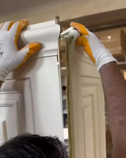 Üst başlık profili pilaster kaidesinin köşesine dikkatle hizalanıyor