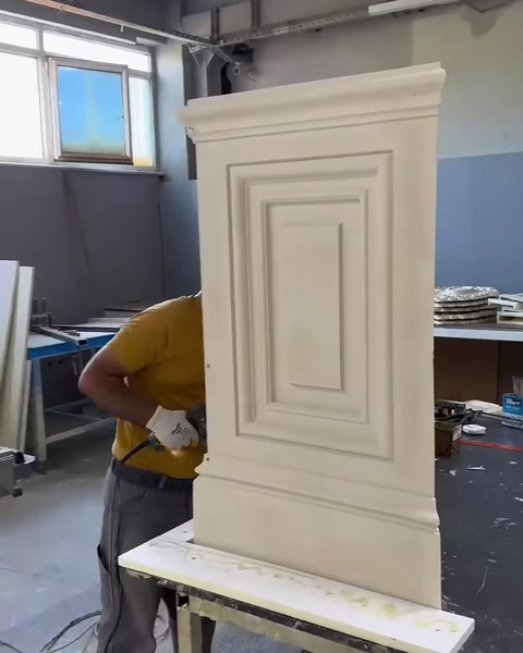 Çerçeveli yüzey detaylarına sahip tamamlanmış pilaster kaidesi görülüyor