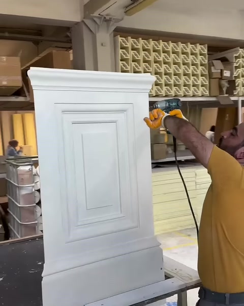 Pilaster kaidesinin ön yüzüne püskürtme yöntemiyle kaplama uygulanıyor