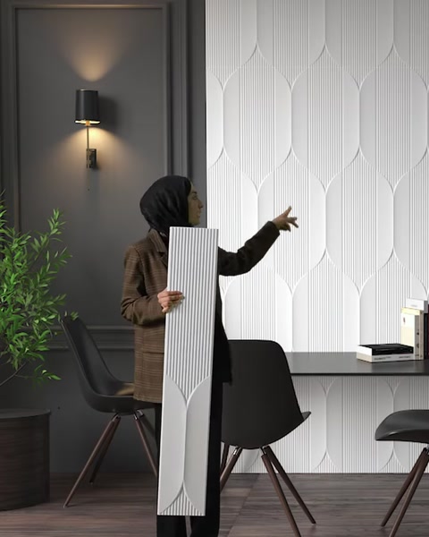 Dikey poliüretan panel ve duvardaki geometrik uygulama birlikte gösteriliyor