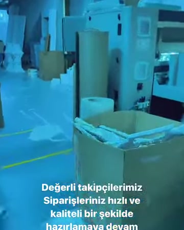 Üretim bölümünde silindirik ve köşeli dekoratif ürünler sıralanıyor.