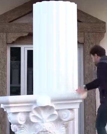 Usta yivli gövde ile süslü başlığın birleşimini kontrol ediyor