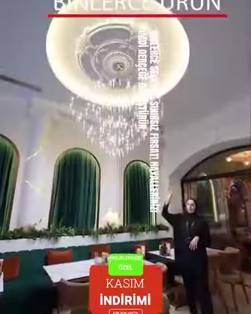 Tavan göbeği, avize ve kemerli nişlerle tamamlanan salon dekorasyonu