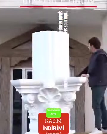 İşlemeli sütun başlığı üzerine silindirik gövde yerleştiriliyor