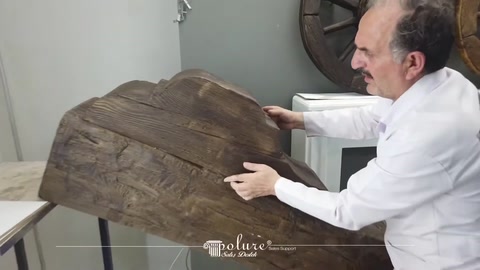 Büyük kütük dekoru sergi alanında iki elle tutuluyor