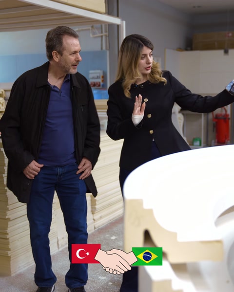 Kavisli poliüretan profil numunesi fabrika ortamında değerlendiriliyor