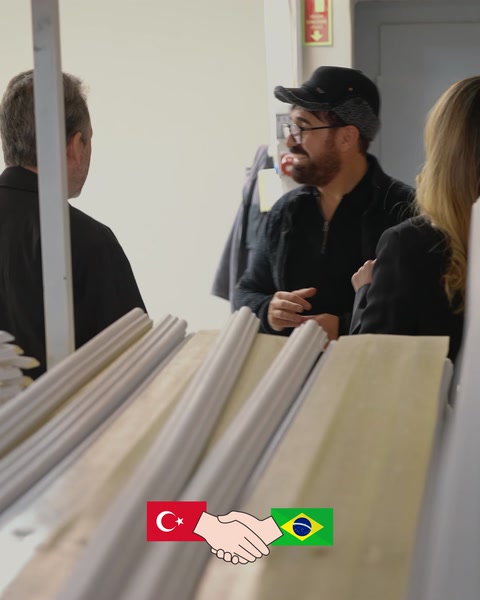 Farklı biçimlerdeki uzun dekoratif profiller yakından inceleniyor