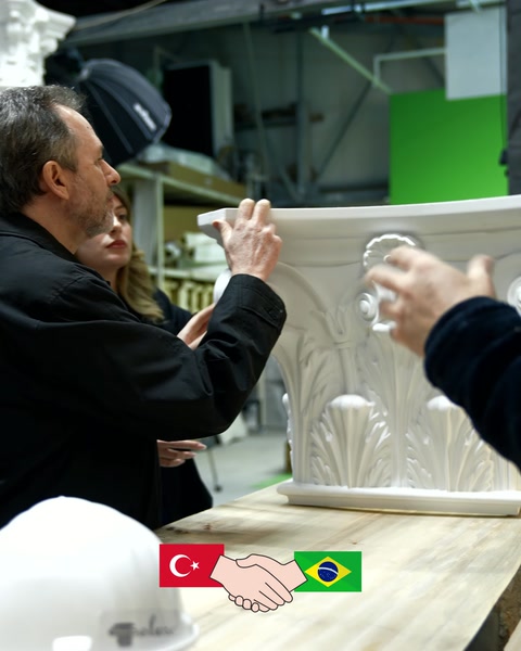 Oyma görünümlü dekoratif motifin yüzey ayrıntıları kontrol ediliyor