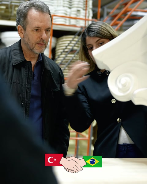 Kıvrımlı konsol parçasının biçimi ve yüzeyi yakından inceleniyor