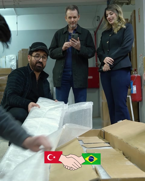 Dekoratif parçalar koruyucu ambalajla kutulara dikkatlice yerleştiriliyor