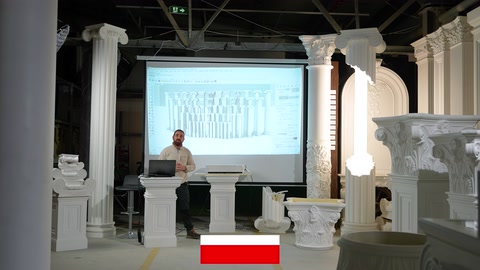 Showroom'da korint başlıklı poliüretan sütun ve ekran sunumu bir arada
