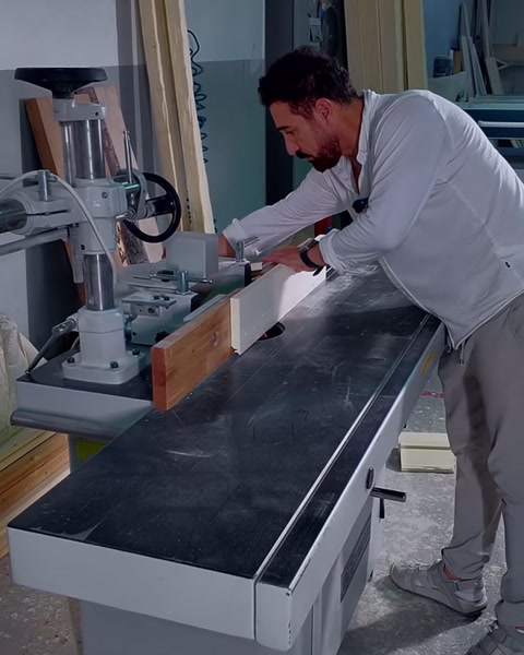 Dikey testere tezgahında poliüretan söve profili kesime hazırlanıyor