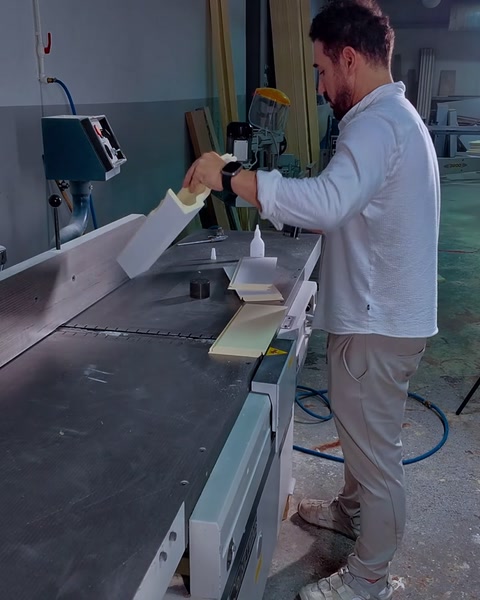 İşçi söve profiline freze tezgahında kanal açıyor