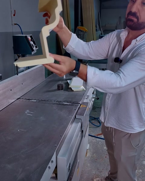 Kanal açılmış söve profili havada gösterilerek kontrol ediliyor