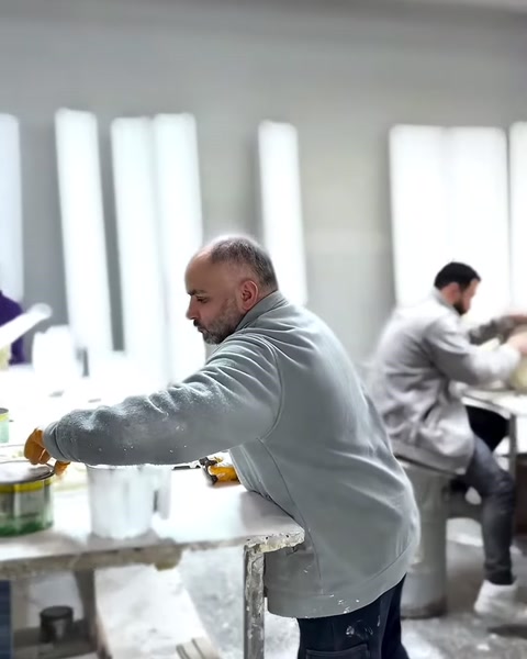 Usta tezgâh başında dekoratif parçaların yüzey işlemini sürdürüyor