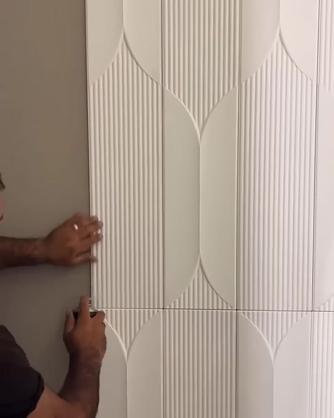 Panel kenarı, bitişik duvar sınırına elle dikkatlice oturtuluyor
